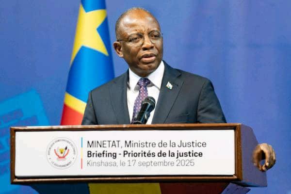 Portrait officiel de S.E. Guillaume Ngefa Atondoko, Ministre d'État, Ministre de la Justice et Garde des Sceaux